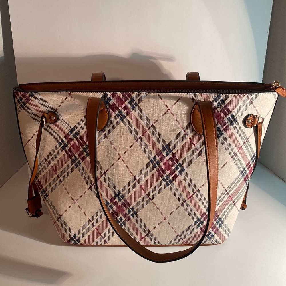 Comes with mini clutch. Burgundy, Navy, and Cream purse.